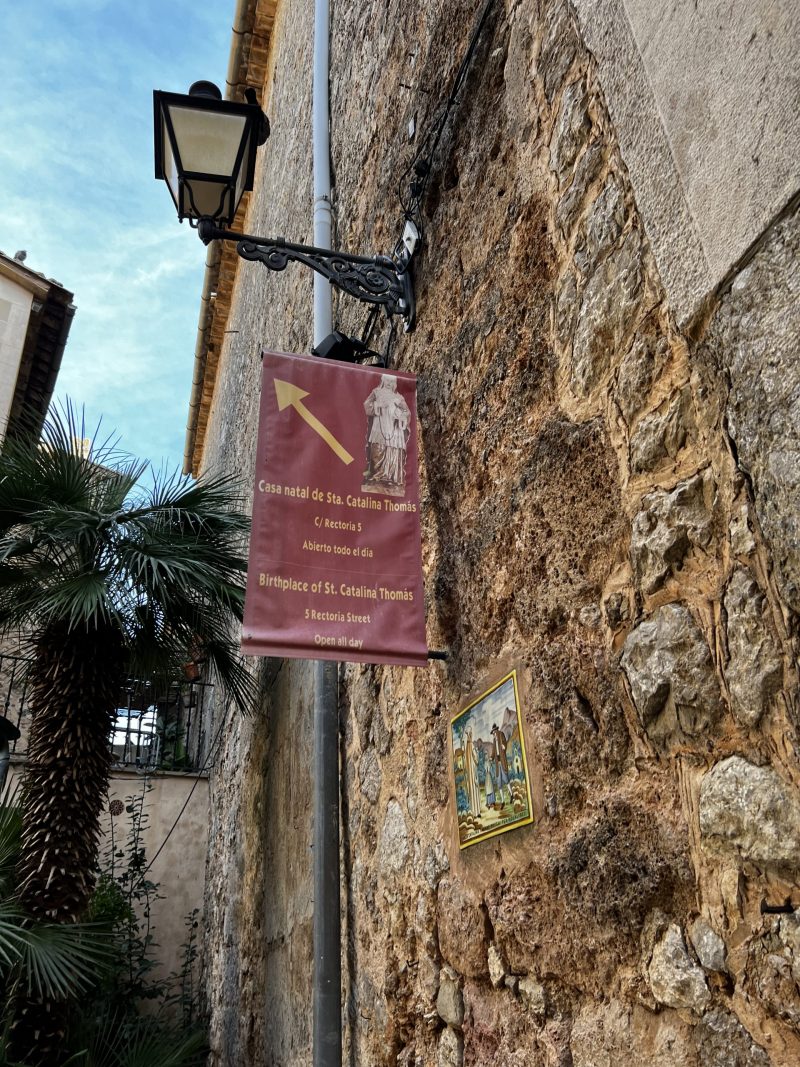 Ausschilderung zum Geburtsort von Santa Catalina Tomas in Valldemossa
