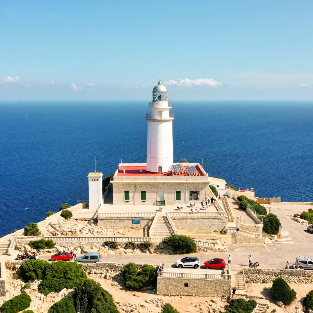 Der Leuchtturm von Cap de Formentor mit dem Meer im Hintergrund