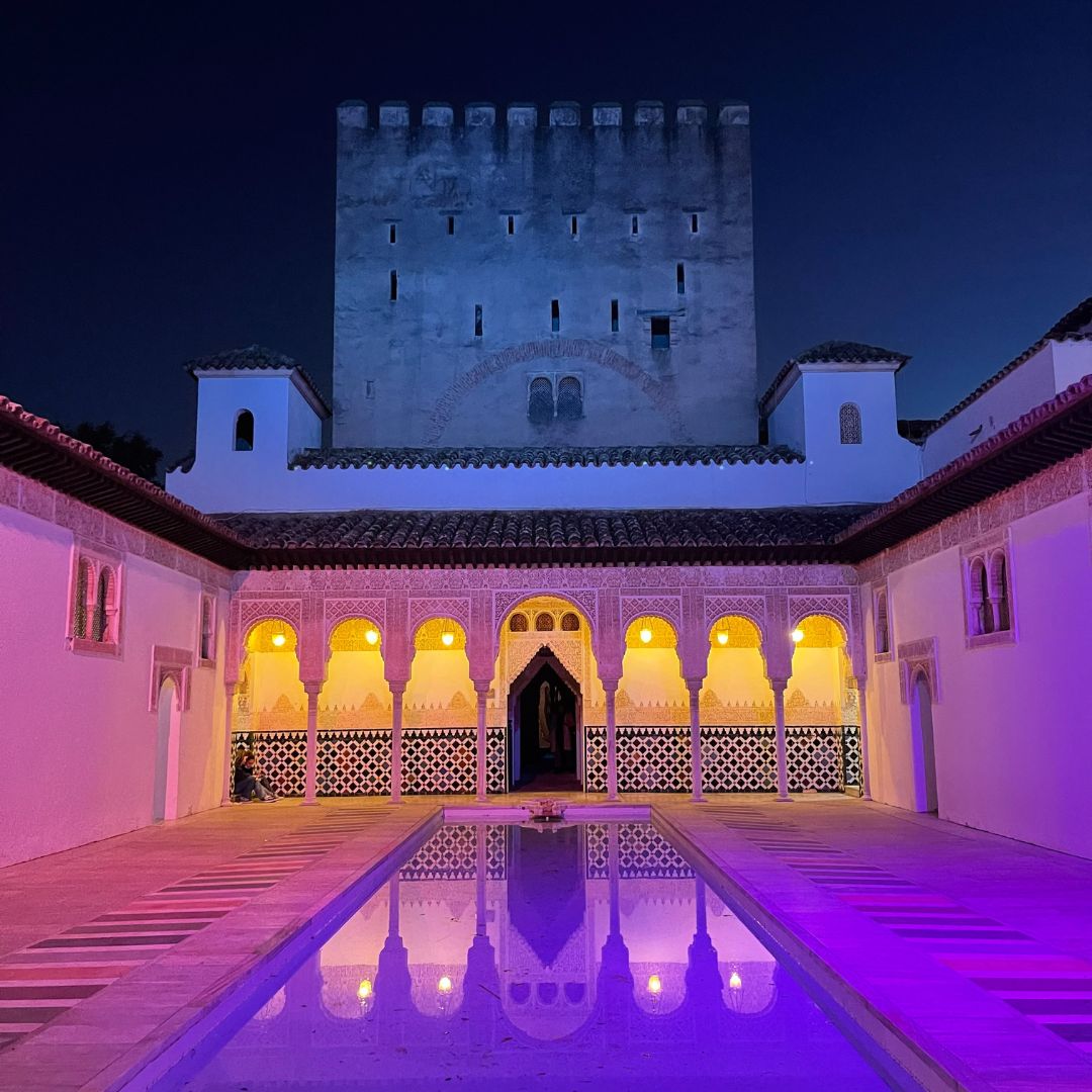Innenhof der Alhambra Nachbildung im Pueblo Espanol in Palma bei bunter Beleuchtung