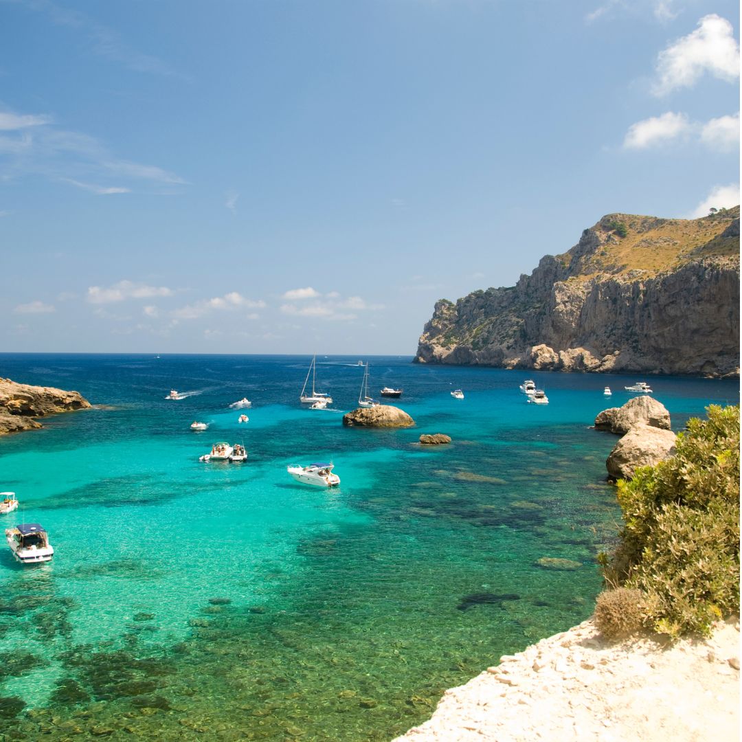 Blick von den Felsen auf die Cala Figuera auf der Halbinsel Formentor