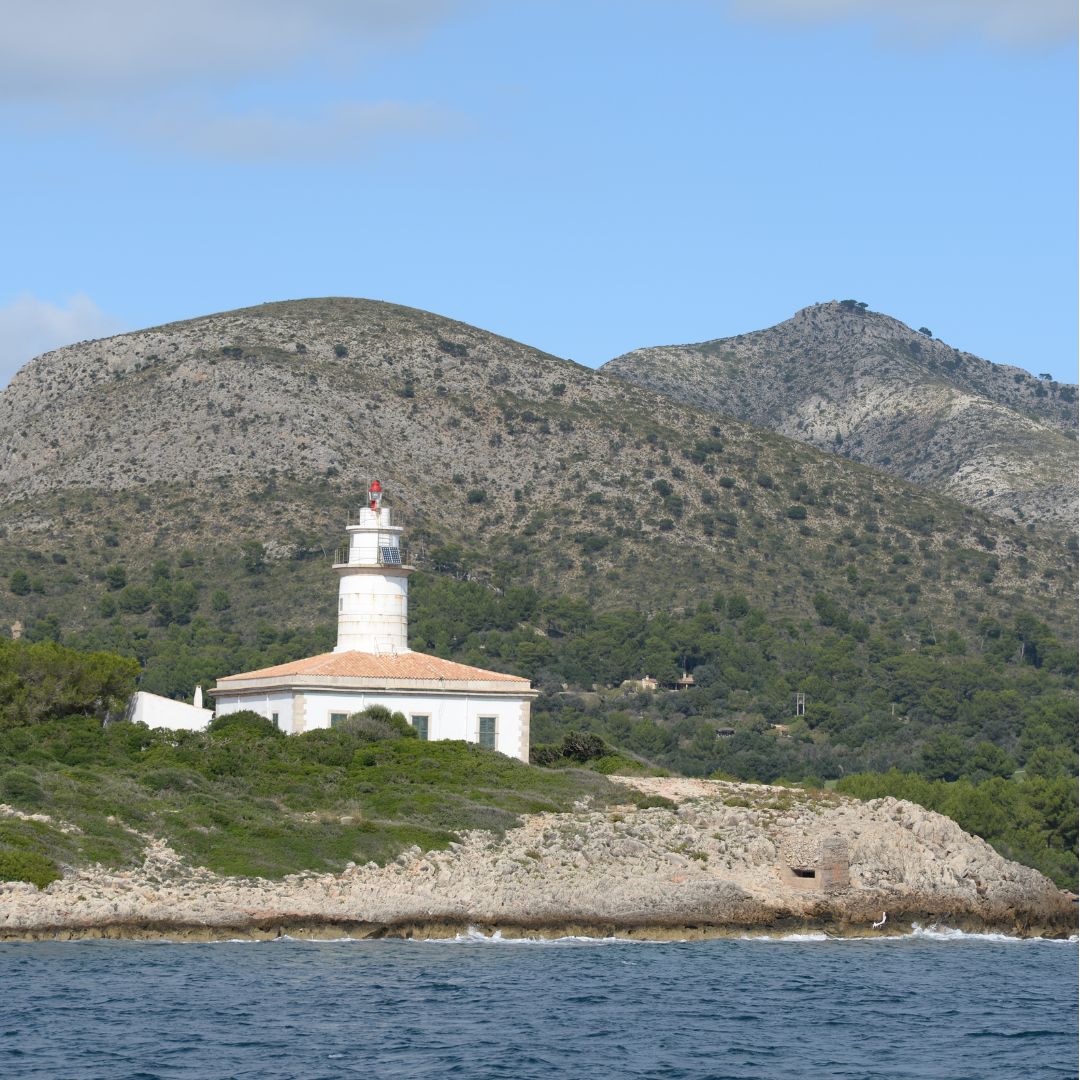 Leuchtturm auf der Halbinsel la victoria im Norden Mallorcas