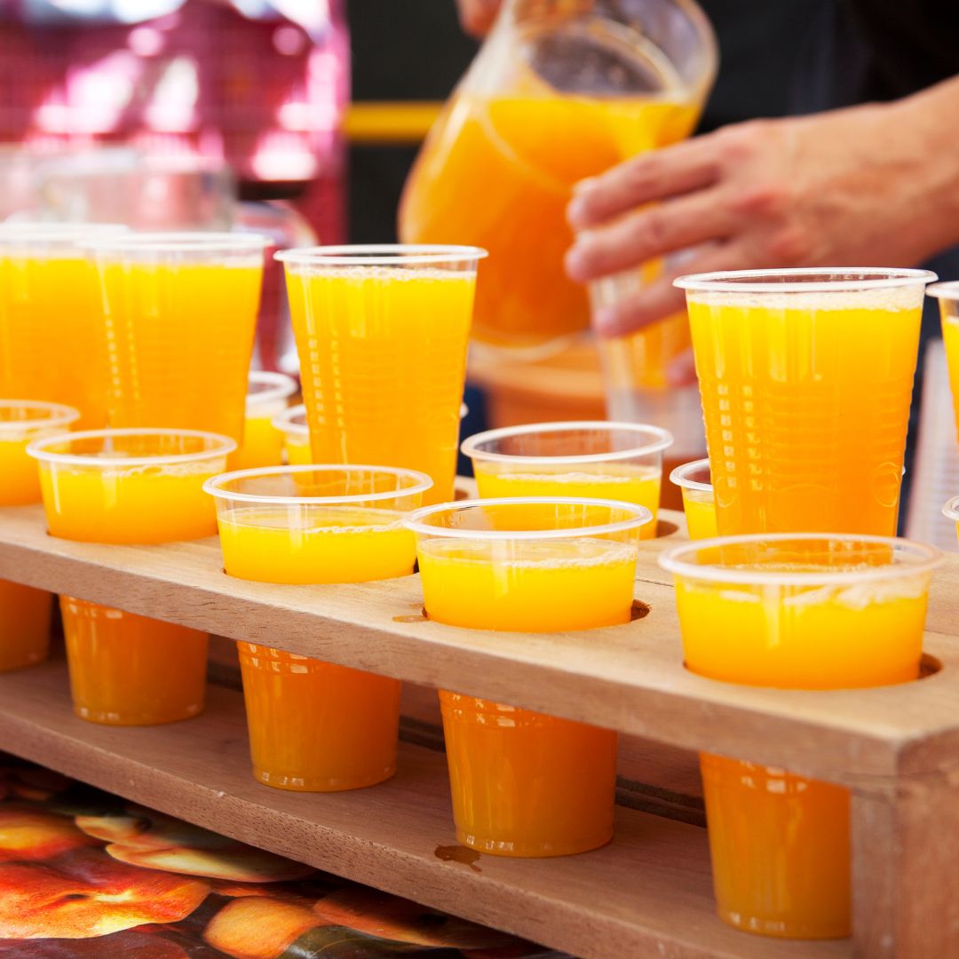 Frischer Orangensanft auf einem Wochenmarkt auf Mallorca