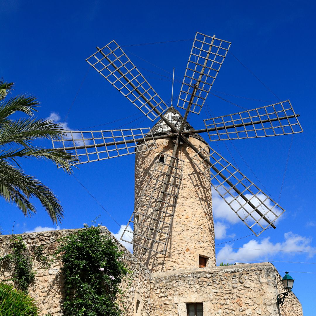 Blick auf eine Windmühle in Sineu