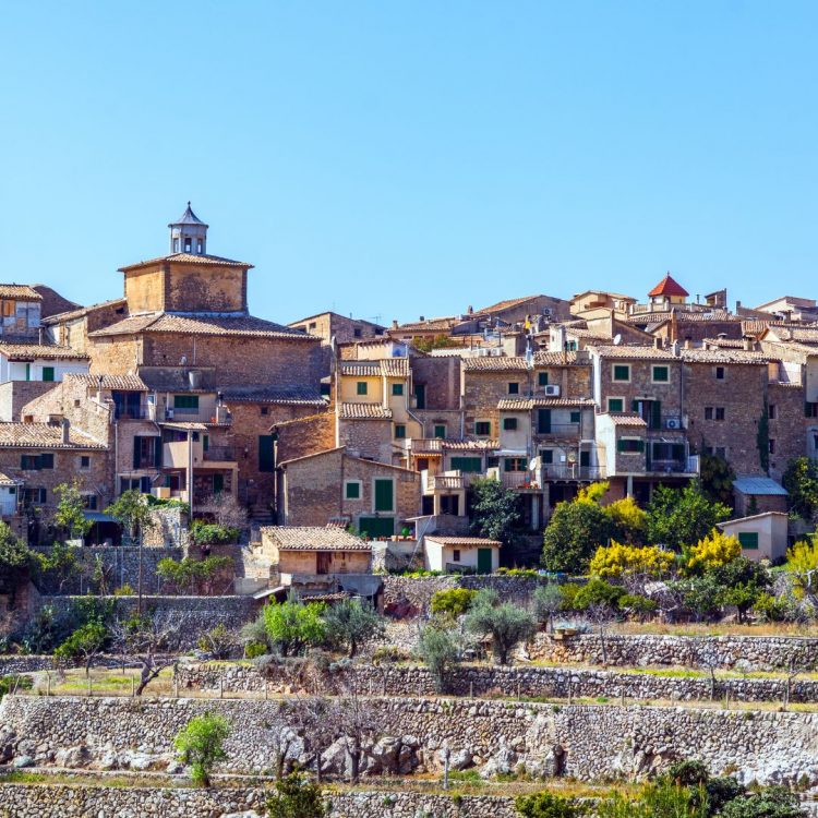 Blick auf Valldemossa im Tramuntanagebirge. Das schönste Bergdorf auf Mallorca