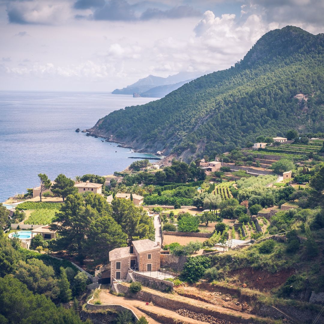 Blick aus der höhe richtung Hafen von Valldemosa, dem schönsten Bergdorf auf Mallorca