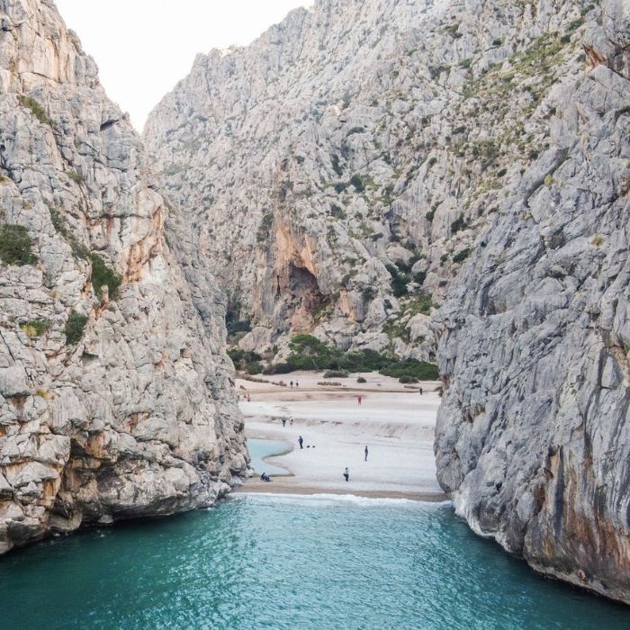 Blick vom Wasser auf den Strand von Sa Calobra. Wiki Mallorca