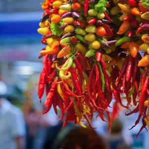 Chillichoten auf einem Wochenmarkt auf Mallorca