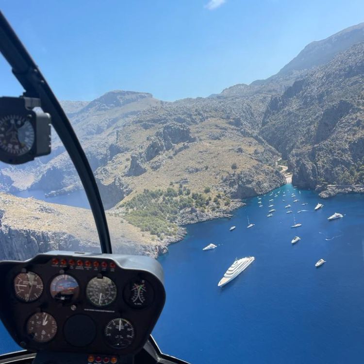 Blick auf Sa Calobra bei einem Helikopterflug auf Mallorca