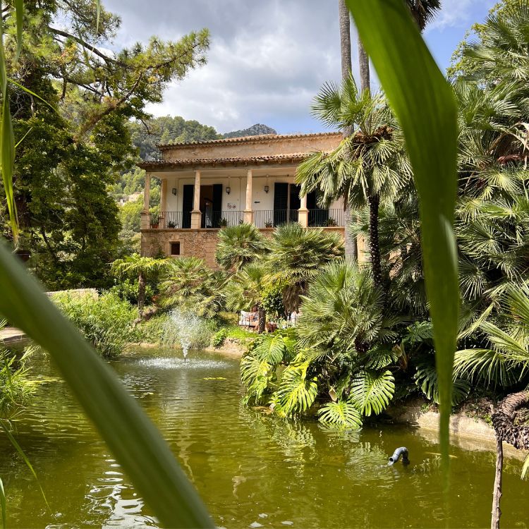 Gärten von Alfabia. Blick auf das Herrenhaus mit einem Teich davor
