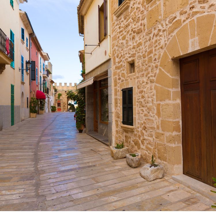 Blick auf eine gepflasterte Strasse in der Altstadt von Alcudia