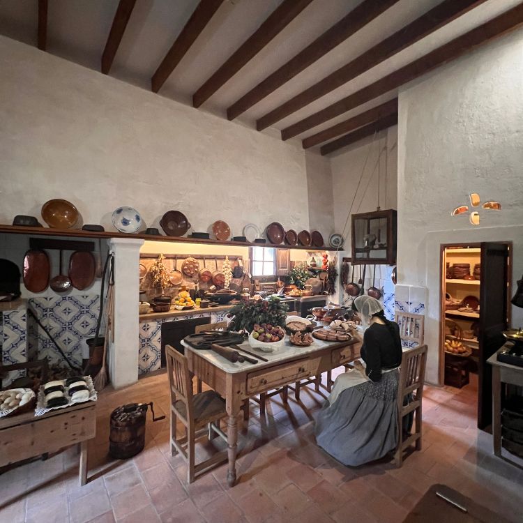 Eine historische mallorquinische Küche im Els Calderers