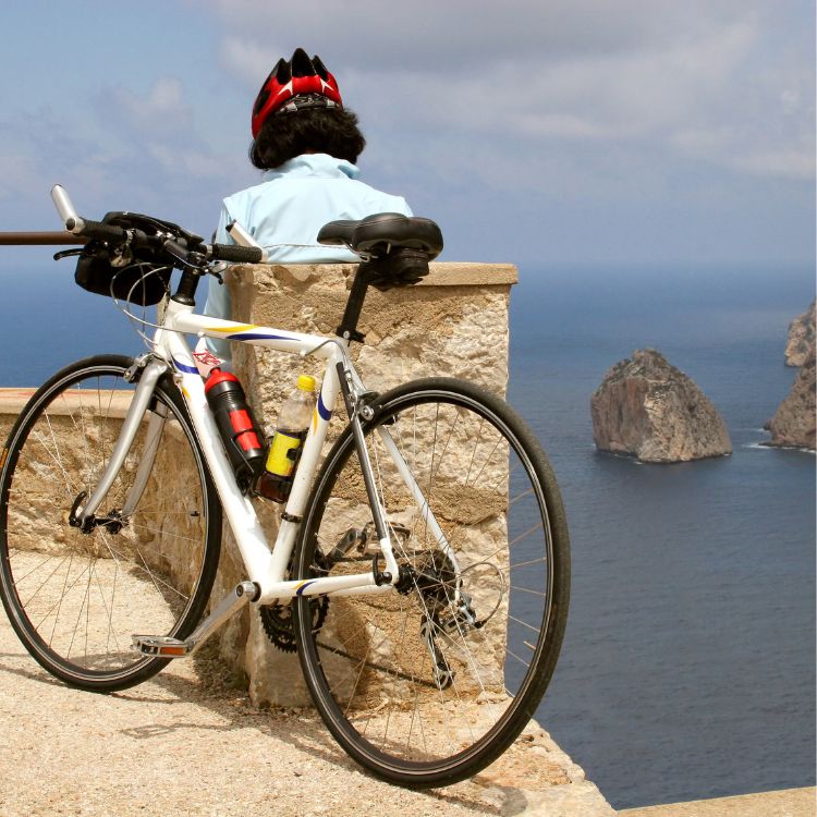 Rennrad an einem Aussichtspunkt bei Formentor