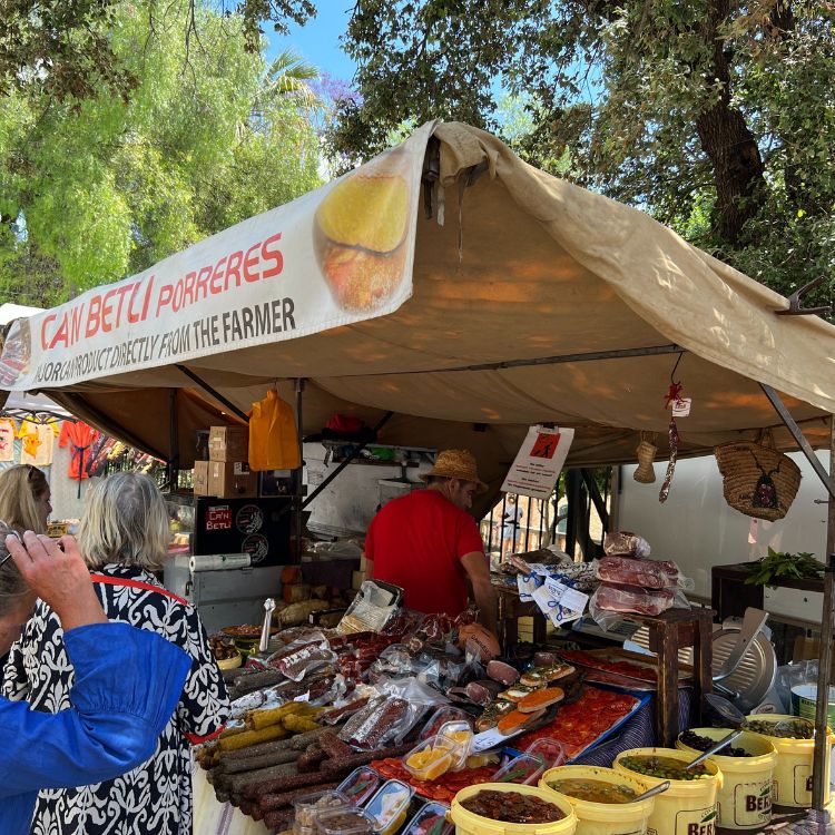Wurststand auf dem Wochenmarkt in Arta auf Mallorca