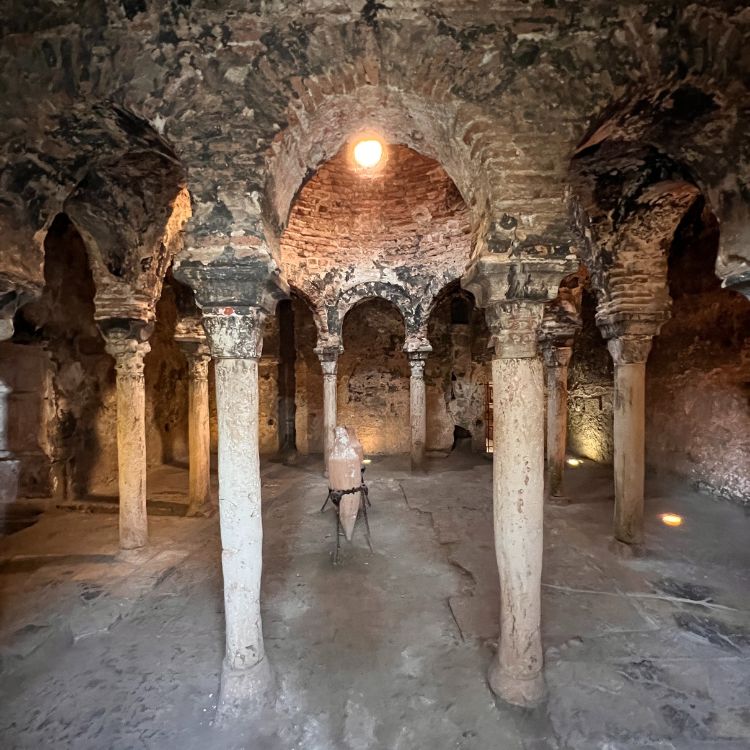 Ein Raum aus Säulen in den arabischen Bäder in Palma